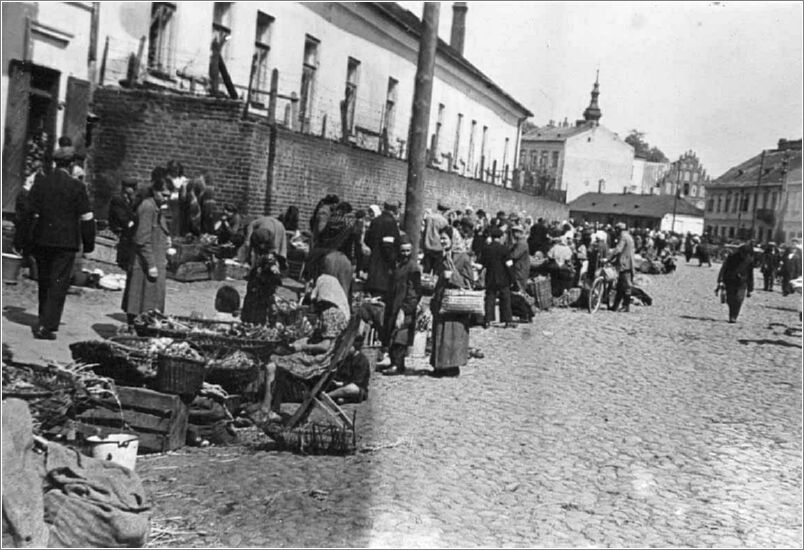 Jews gathered in the Radom ghetto